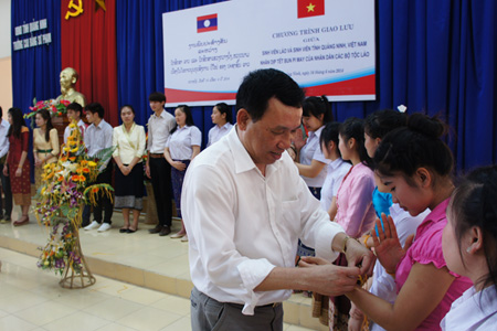Quang Ninh organizes traditional Bunpimay Tet for Lao students